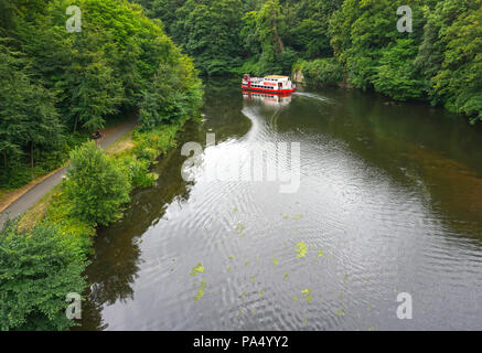 Fürstbischof Touristenboot Vergnügen Cruiser unter Touristen für eine Reise auf dem Fluss in Durham England Verschleiß Stockfoto