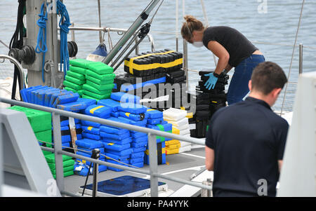 NCA-OFFIZIERE GESICHTER PIXELIERT VON PA BILDTISCH WIE VON DER NCA ANGEFORDERT Drogen werden von einem Boot von Beamten im Hafen von Newlyn entladen, nachdem die National Crime Agency beschlagnahmt eine Segelyacht im Ärmelkanal und kaufte sie zurück in den Hafen, Der nach der Beschlagnahme aus Gründen der "öffentlichen Sicherheit" vorübergehend geschlossen und zwei Männer wegen des Verdachts auf Drogenhandel verhaftet wurde. Stockfoto