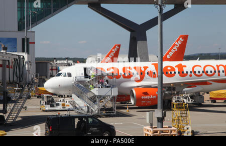 Leute, die auf dem Vorfeld am Flughafen Gatwick, Großbritannien, in ein EasyJet-Flugzeug steigen Stockfoto