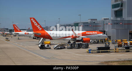 EasyJet Flugzeuge auf dem Vorfeld am Flughafen London Gatwick, GROSSBRITANNIEN Stockfoto