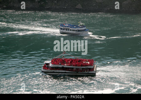 Die Mädchen des Nebels VI&Die Hornblower touristischen Boote am Niagara Falls, Ontario, Kanada Stockfoto