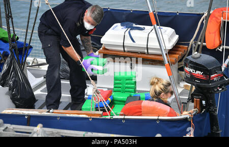 NCA-OFFIZIERE GESICHTER PIXELIERT VON PA BILDTISCH WIE VON DER NCA ANGEFORDERT Drogen werden von einem Boot von Beamten im Hafen von Newlyn entladen, nachdem die National Crime Agency beschlagnahmt eine Segelyacht im Ärmelkanal und kaufte sie zurück in den Hafen, Der nach der Beschlagnahme aus Gründen der "öffentlichen Sicherheit" vorübergehend geschlossen und zwei Männer wegen des Verdachts auf Drogenhandel verhaftet wurde. Stockfoto