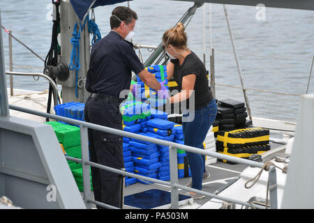 NCA-OFFIZIERE GESICHTER PIXELIERT VON PA BILDTISCH WIE VON DER NCA ANGEFORDERT Drogen werden von einem Boot von Beamten im Hafen von Newlyn entladen, nachdem die National Crime Agency beschlagnahmt eine Segelyacht im Ärmelkanal und kaufte sie zurück in den Hafen, Der nach der Beschlagnahme aus Gründen der "öffentlichen Sicherheit" vorübergehend geschlossen und zwei Männer wegen des Verdachts auf Drogenhandel verhaftet wurde. Stockfoto