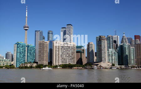 Die Toronto Skyline der Stadt aus gesehen über den Lake Ontario, Kanada Stockfoto