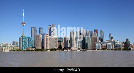 Die Toronto Skyline der Stadt aus gesehen über den Lake Ontario, Kanada Stockfoto