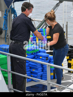 NCA-OFFIZIERE GESICHTER PIXELIERT VON PA BILDTISCH WIE VON DER NCA ANGEFORDERT Drogen werden von einem Boot von Beamten im Hafen von Newlyn entladen, nachdem die National Crime Agency beschlagnahmt eine Segelyacht im Ärmelkanal und kaufte sie zurück in den Hafen, Der nach der Beschlagnahme aus Gründen der "öffentlichen Sicherheit" vorübergehend geschlossen und zwei Männer wegen des Verdachts auf Drogenhandel verhaftet wurde. Stockfoto