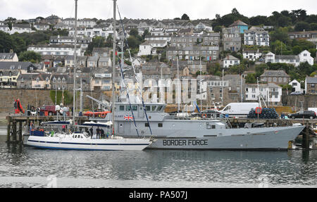 Drogen sind unbelastet von einem Boot aus, die von den Offizieren in Newlyn Harbour, mit der die Grenze cutter HMC wachsam hinter, nach dem Nationalen Kriminalität Agentur eine Segelyacht in Englischer Kanal belegt und kaufte es zurück in den Hafen und zwei Männer wegen des Verdachts auf Drogenhandel festgenommen. Stockfoto