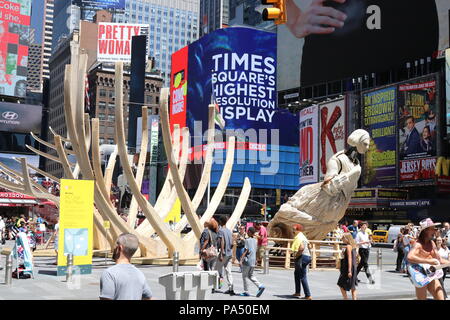 New York, NY, USA. 20. Jul, 2018. Datei Foto. Der amerikanische Konzeptkünstler Mel Chen Kunst im öffentlichen Raum Installation "unmoored" in Times Square, New York, ist Stockfoto