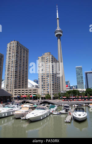 Der CN Tower als von der Hafenpromenade, Toronto, Ontario, Kanada gesehen Stockfoto