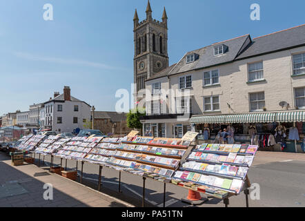 High Street, Honiton und St Paul's Kirche, Devon, England, Großbritannien, ein markttag stall Verkauf von Grußkarten Stockfoto