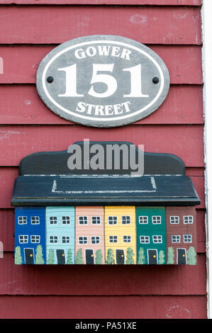 Eine Mailbox im Gower Street, St John's, befindet sich auf den berühmten Bereich Fruchtgummi Zeile farbige Häuser modelliert. Stockfoto