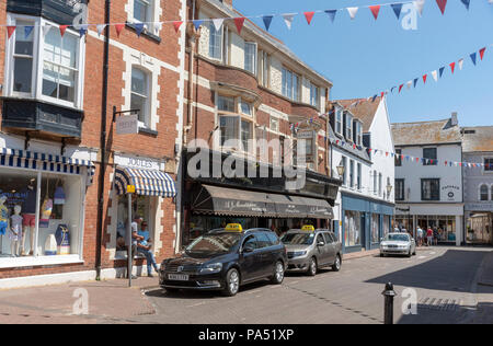 Sidmouth geschäftigen Stadtzentrum, in East Devon, England, UK. Taxistand Stockfoto