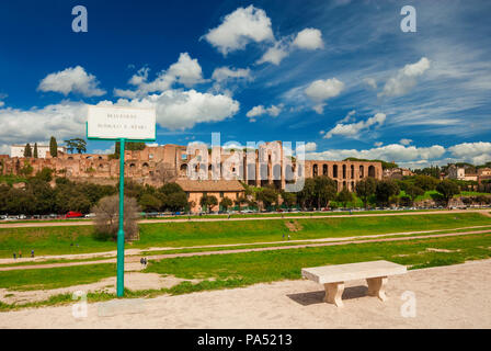 Panoramablick auf das antike Rom Imperial Palace Ruinen auf dem Palatin Hil- und Circus Maximus par von Romulus und Remus, Terrasse mit Panoramablick, in der seine Stockfoto