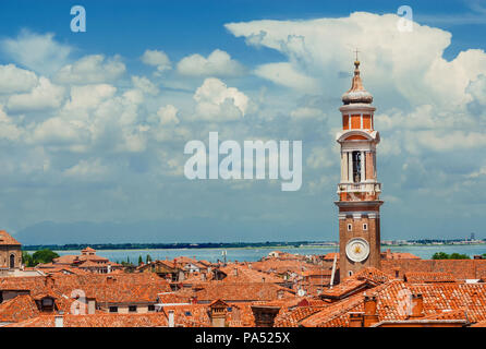 Historischen Zentrum von Venedig skyline über Cannaregio Viertel mit alten Glockenturm, Lagune und Wolken (mit Kopie Raum) Stockfoto