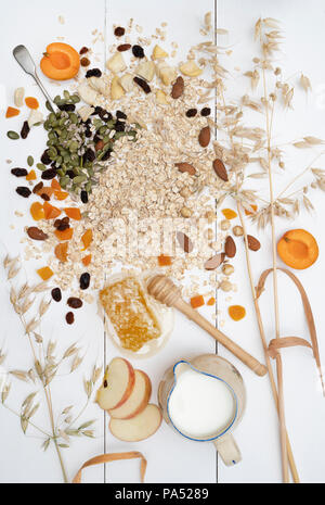 Müsli Zutaten auf einem weißen Holz- Hintergrund Stockfoto