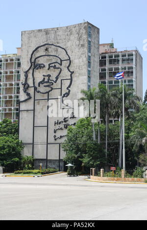 Eine riesige Basrelief von Ernesto Che Guevara auf ein Gebäude in Havanna Stockfoto