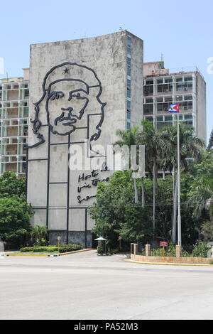 Eine riesige Basrelief von Ernesto Che Guevara auf ein Gebäude in Havanna Stockfoto