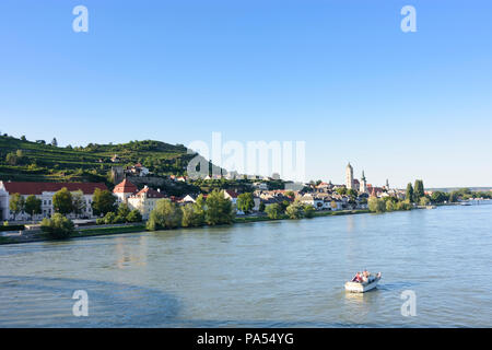 Krems an der Donau: Donau (Donau), Stadtteil Stein, Boot, Weinberge in Österreich, Steiermark, Niederösterreich, Wachau Stockfoto