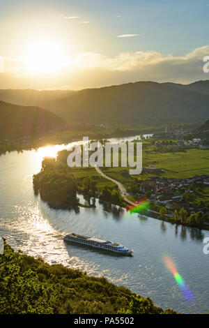 Dürnstein: Biegung der Donau (Donau), Schloss Dürnstein, Dürnstein, Oberloiben Dörfer, Weinberge, Kreuzfahrtschiff in Österreich, Niederösterreich, Untere Stockfoto