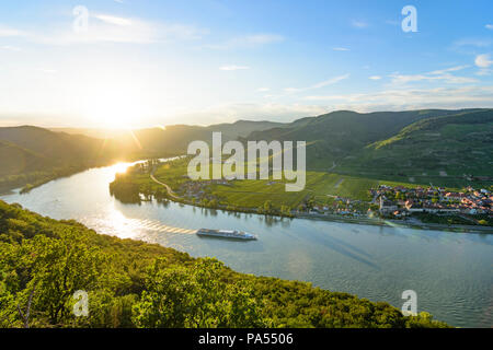 Dürnstein: Biegung der Donau (Donau), Schloss Dürnstein, Dürnstein, Oberloiben Dörfer, Weinberge, Kreuzfahrtschiff in Österreich, Niederösterreich, Untere Stockfoto