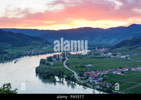 Dürnstein: Biegung der Donau (Donau), Schloss Dürnstein, Dürnstein, Oberloiben Dörfer, Weinberge, Kreuzfahrtschiff in Österreich, Niederösterreich, Untere Stockfoto