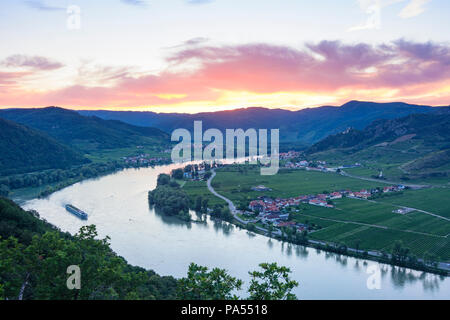 Dürnstein: Biegung der Donau (Donau), Schloss Dürnstein, Dürnstein, Oberloiben Dörfer, Weinberge, Kreuzfahrtschiff in Österreich, Niederösterreich, Untere Stockfoto