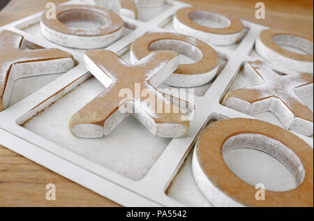 Nullen und Kreuze aus Holz Spiel Stockfoto