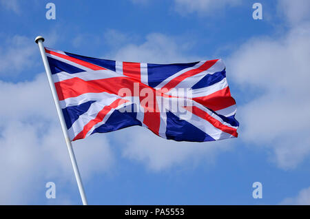 Union Jack Flagge an bewölkten Himmel Hintergrund Stockfoto