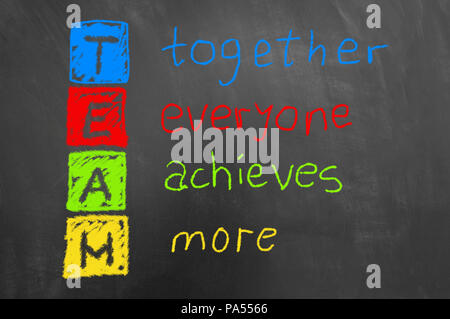 Zusammen jeder erzielt mehr bunte Team Kreide auf Tafel oder blackboard als Teamarbeit Zusammenarbeit motivation Business Konzept Stockfoto
