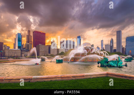 Chicago, Illinois, USA Skyline von Buckingham Fountain in der Abenddämmerung. Stockfoto