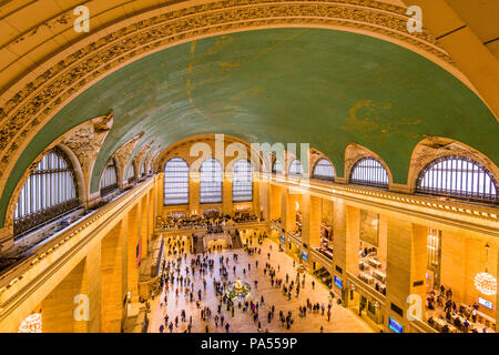 NEW YORK, NEW YORK - Oktober 20, 2016: Der Innenraum des Grand Central Terminal von oben. Stockfoto