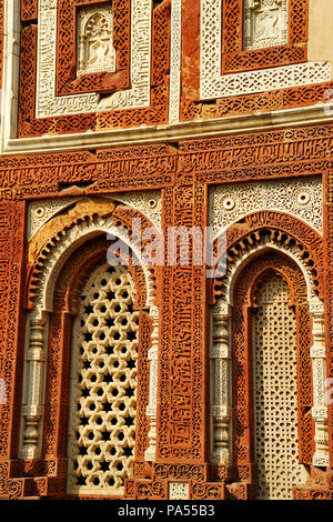 Nahaufnahme der Inschriften auf Eingang Arch, Alai Darwaja, Qutub Minar Complex, New Delhi, Indien Stockfoto