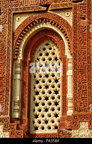 Nahaufnahme der Inschriften auf Eingang Arch, Alai Darwaja, Qutub Minar Complex, New Delhi, Indien Stockfoto