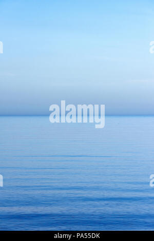 Ruhigen blauen Himmel und Meer Wasser. Stockfoto