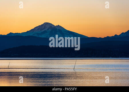 Sonnenaufgang über Mt. Baker in Bellingham Bay, Bellingham, Washington, Pazifischer Nordwesten, USA. Stockfoto