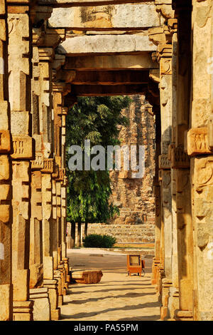 Geschnitzte Säulen, der Qutub-Minar-Komplex, auch bekannt als Qutb-Minar, befindet sich in Mehrauli, Neu-Delhi, Indien Stockfoto