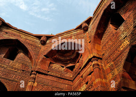 Teilweiser Blick auf das Grab von Iltutmish im Qutub Minar Komplex, auch bekannt als Qutb Minar, befindet sich in Mehrauli Gegend, Neu-Delhi, Indien Stockfoto