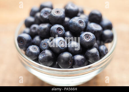 Frische Heidelbeeren im Glas Stockfoto