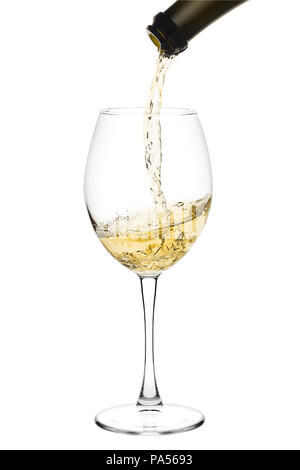 Weißwein gegossen aus Flasche in Glas Wein auf weißem backgro Stockfoto