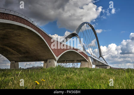 Der Beton, Ziegel und Stahl Bögen der neuen Stadt Brücke De Oversteek (Kreuzung) über den Fluss Waal in der Nähe von Nijmegen, Niederlande Stockfoto