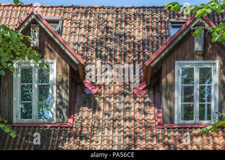 Mansarde Windows im alten Stil auf dem Dach in der mittelalterlichen Haus in der Altstadt von Tallinn. Stockfoto