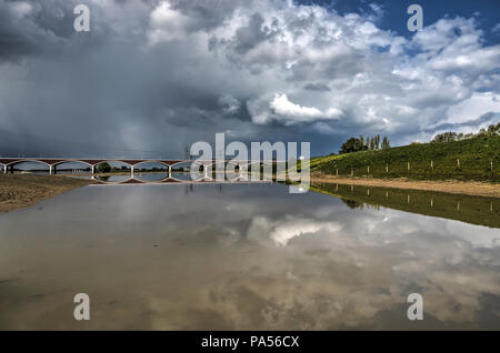 Reflexion der dramatischen Himmel über die Auen des Flusses Waal in der Nähe von Nijmegen, Niederlande im ruhigen Wasser des neu geschaffenen sekundären Ch Stockfoto