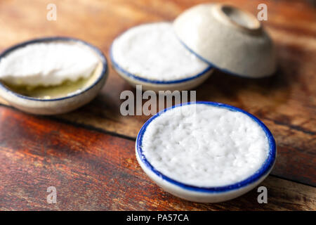 Khanom thuayม thailändisches Dessert Kokosmilch Pudding in kleinen Porzellan Schale. Stockfoto