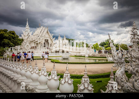 Chiang Rai (Thailand) - 10 Juni 2017: die Menschen besuchen die Wat Rong Khun, besser bekannt als der weiße Tempel, eine moderne und unkonventionelle Buddh Stockfoto