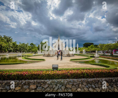 Chiang Rai (Thailand) - 10 Juni 2017: die Menschen besuchen die Wat Rong Khun, besser bekannt als der weiße Tempel, eine moderne und unkonventionelle Buddh Stockfoto