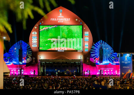 SOCHI, Russland - Juli 7, 2018: Fußball-Fans auf den Platz. In Sotschi, während der FIFA WM 2018. Russland vs Kroatien Stockfoto