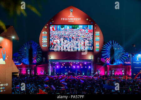 SOCHI, Russland - Juli 7, 2018: Fußball-Fans auf den Platz. In Sotschi, während der FIFA WM 2018. Russland vs Kroatien Stockfoto