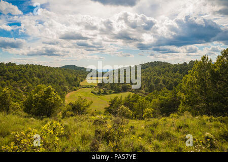 Schöne Ausblicke auf die Landschaft im Sommer in Katalonien, Spanien Stockfoto