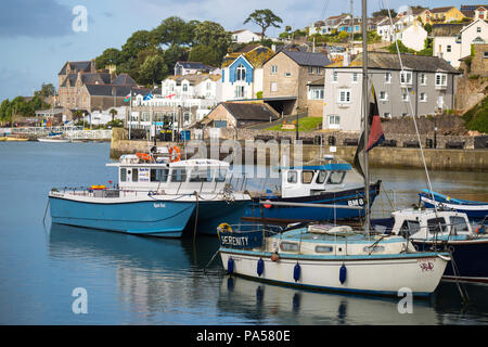 Bunte Meer Häuser und Boote am Hafen in Brixham, Devon Stockfoto