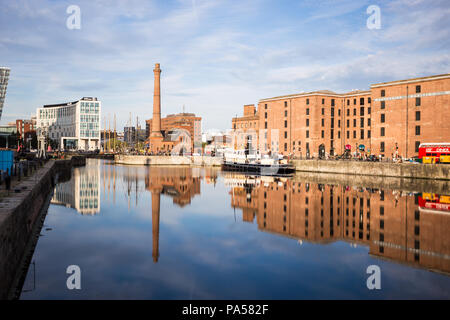 Liverpool Waterfront mit Wasser Reflexion der Albert Dock, Pumpenhaus und blauer Himmel Stockfoto